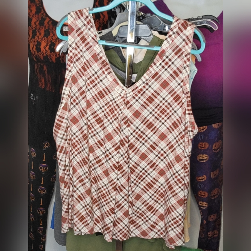 #587- Torrid Red and White Plaid V-Neck Tank Top,Sz. 4X - Picture 2 of 2